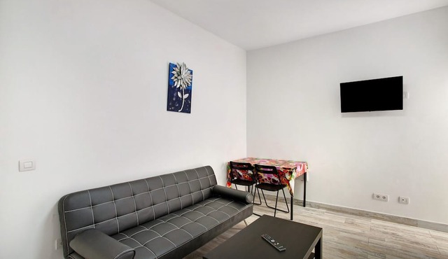 Vacation Apartment 'Apartamento B Para 3 En Vecindario' with Wi-Fi