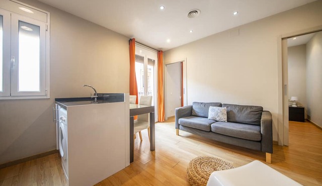 2 bed apartment in Barceloneta steps from the beach