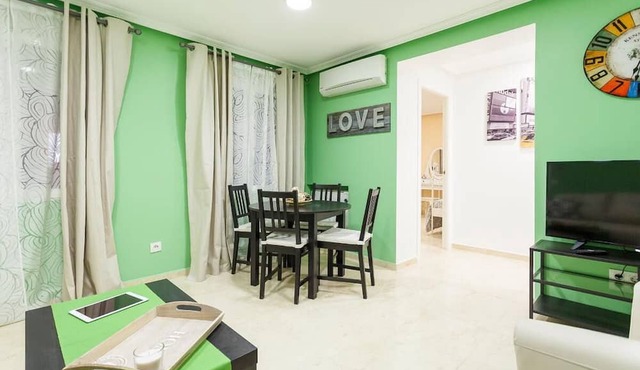 Modern Air-Conditioned Apartment w/Full Kitchen, Washing Machine, & WiFi