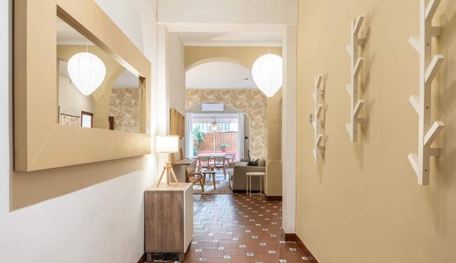 Spacious & sunny Apt w/terrace in the city center