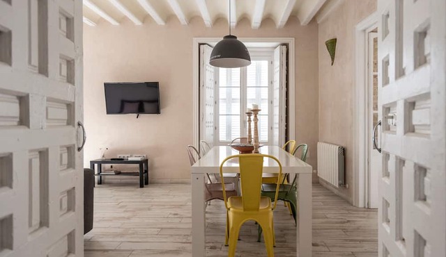 Rustic Apartment "Casa Bugambilla" in Very Central Location with Balcony & Wi-Fi