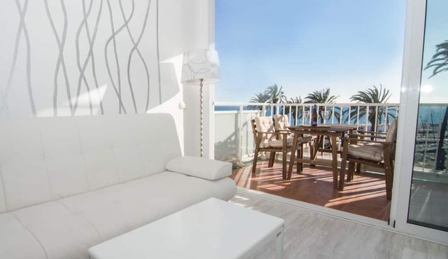 RIBERA MOON BY BLAUSITGES beach front apartment in Sitges