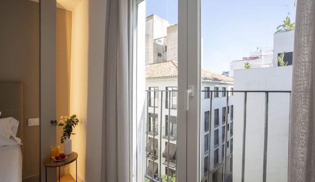 Discover this bright 100m² apartment in the heart of Valencia, where modern design and comfort combine to offer you an unforgettable stay. Accommodating up to eight people, the home features three bedrooms (one with a double bed, two with single beds),