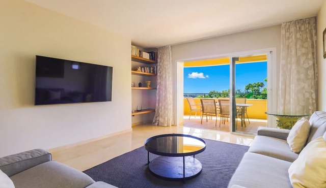 Cubo's Luxury Golf Apartment Marbella & Parking/communal pool/golf/free wifi