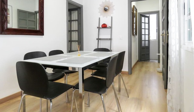 F2 3 bedrooms Apartment with Balcony/WIFI/Air Conditioning/Kitchen in Historic Center