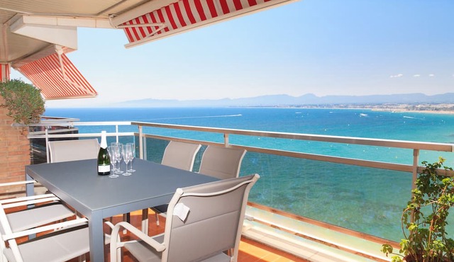 FANTASTIC BEACH FRONT APARTMENT IN SALOU 068 BAHIA