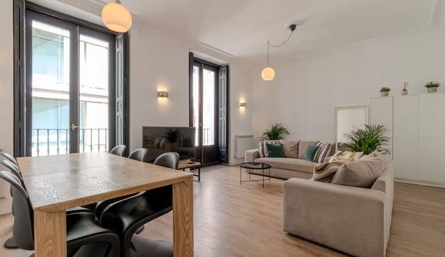Callao/Gravia 3 Bedrooms 3 Bathrooms. Quiet retreat steps away from Gran Vía