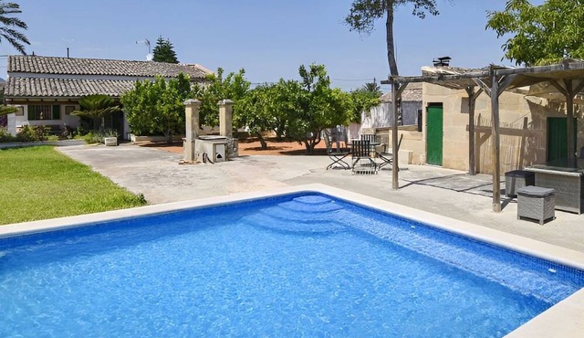 Finca "Valls" mit Garten, Grill und Terrasse by Interhome