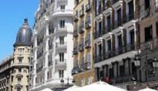 Modern 3BR Apartment in Chamberí Quiet Area Near Metro Sleeps 6