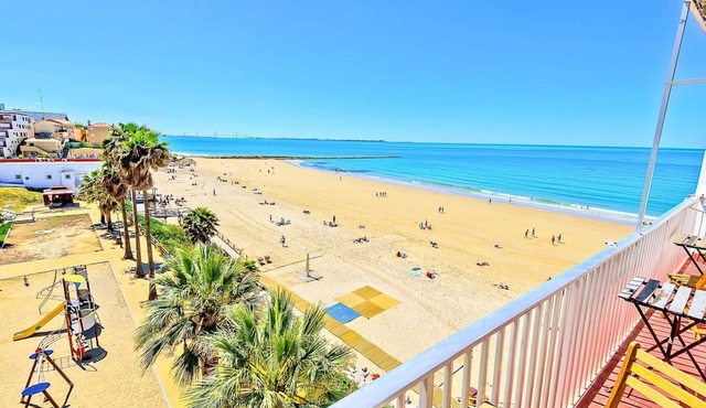 Beachfront 3-BR apartment with pool and balconies