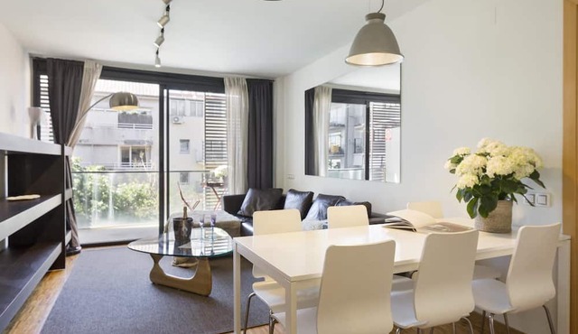 Charming Apartment in the Center w/Balcony for 6