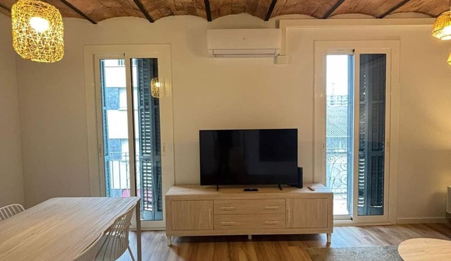 Bright 2 bedroom apartment located in the most attractive area of Barcelona. It is located in the heart of Poble Sec, the coolest neighborhood with the best tapas restaurants in Barcelona. Just 4 minutes from the subway and 10 minutes from Las Rambl