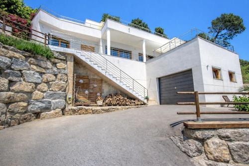 Catalunya Casas Modern Magnificence , only a few km to the beach!